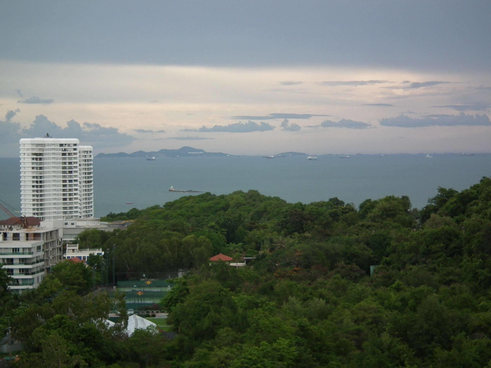 Abricole At Pattaya Hill Apartment Exterior photo